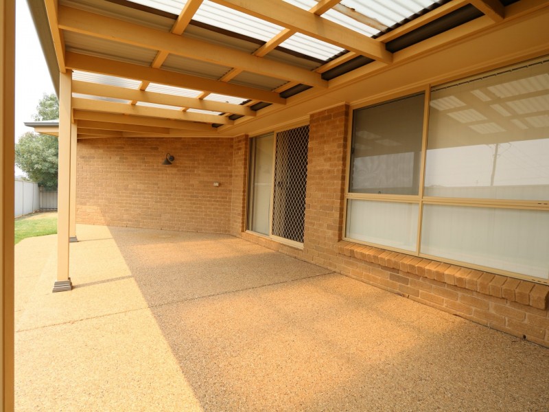 6 Auderdale Close, Bourkelands NSW 2650