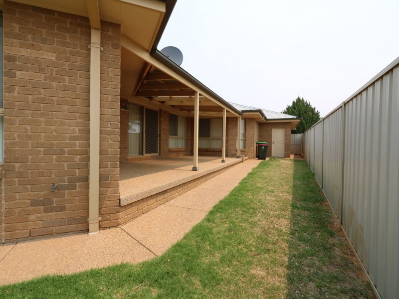 6 Auderdale Close, Bourkelands NSW 2650