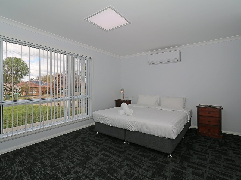 42 Cutler Avenue, Kooringal NSW 2650