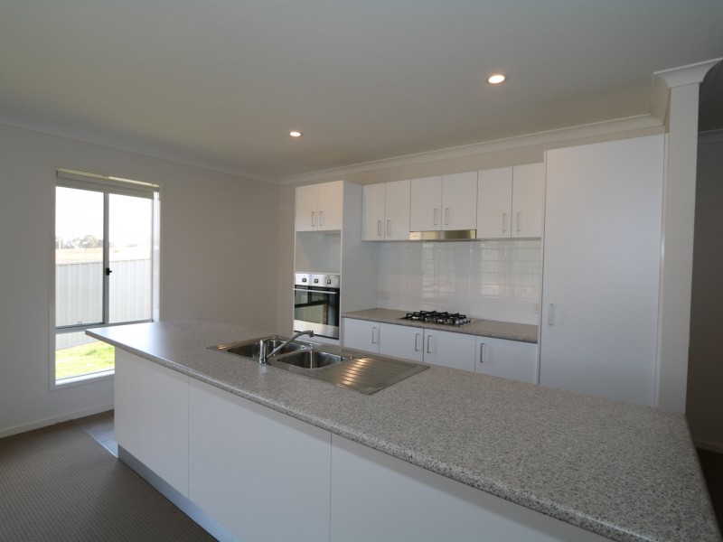 17 Sunvale Crescent, Estella NSW 2650