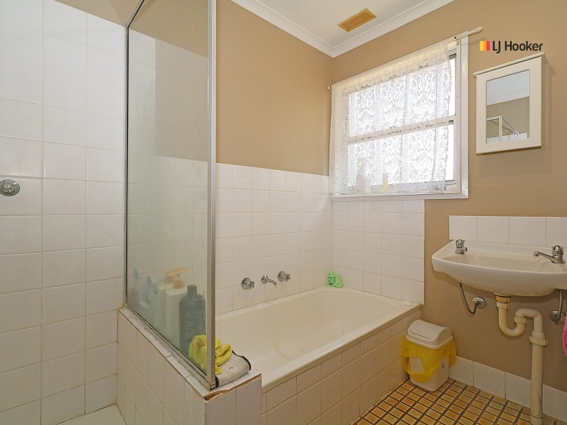 12 Dennis Crescent, Tolland NSW 2650