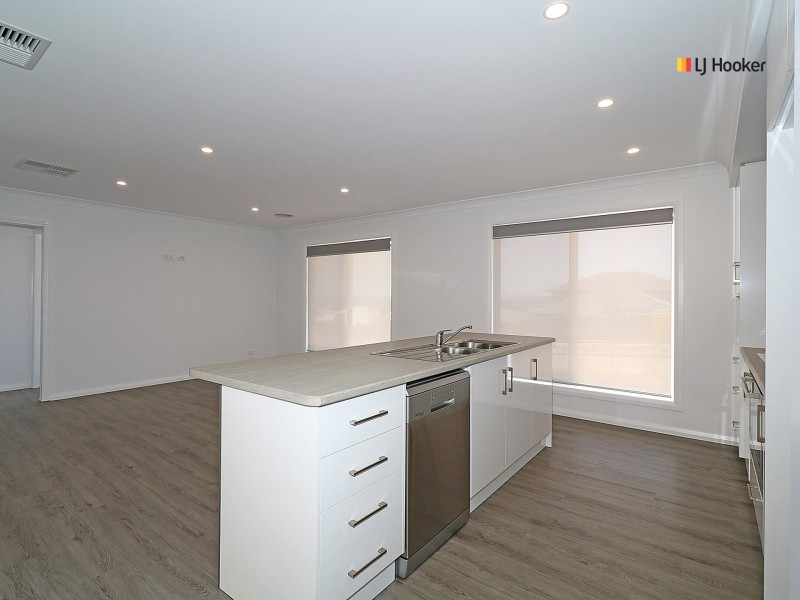 6 Fenner Drive, Lloyd NSW 2650