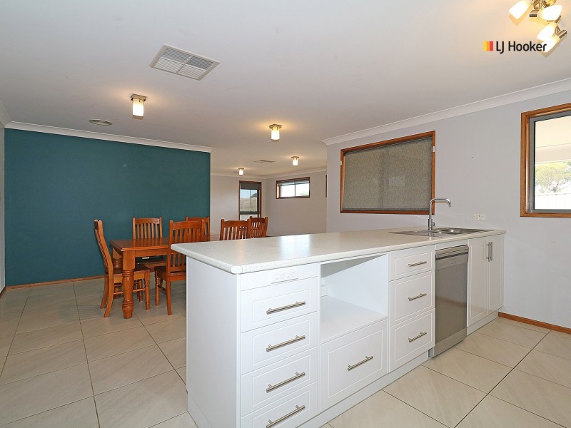 20 Maitland Drive, Estella NSW 2650