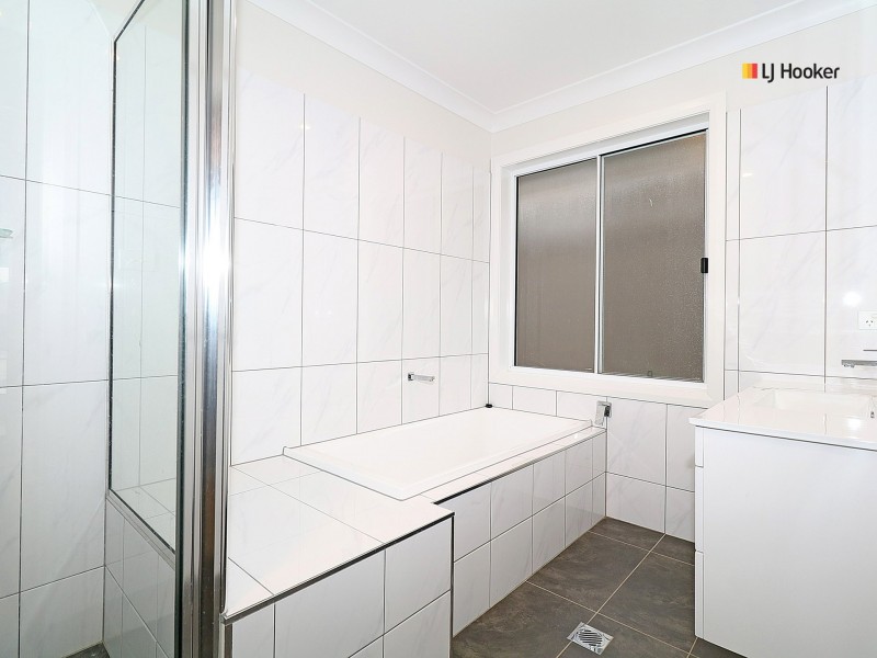 31 Strickland Drive, Boorooma NSW 2650