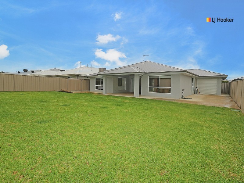 31 Strickland Drive, Boorooma NSW 2650