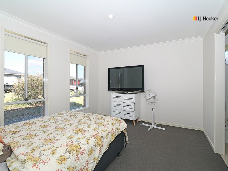 8 Paperbark Drive, Forest Hill NSW 2651