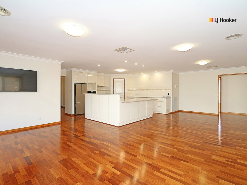 12 Tahara Cresent, Estella NSW 2650