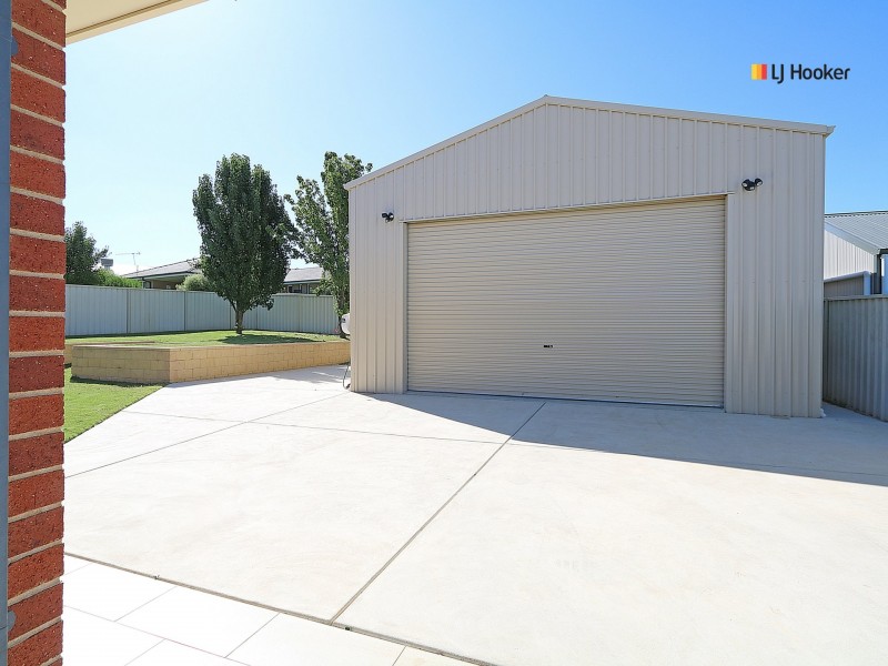 12 Tahara Cresent, Estella NSW 2650