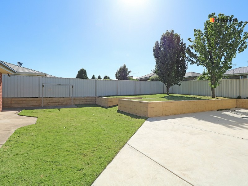 12 Tahara Cresent, Estella NSW 2650