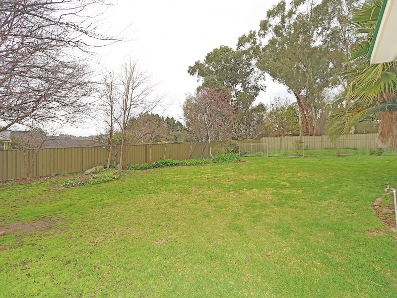 28 Lakehaven Drive, Lake Albert NSW 2650