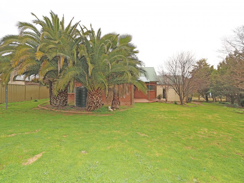 28 Lakehaven Drive, Lake Albert NSW 2650