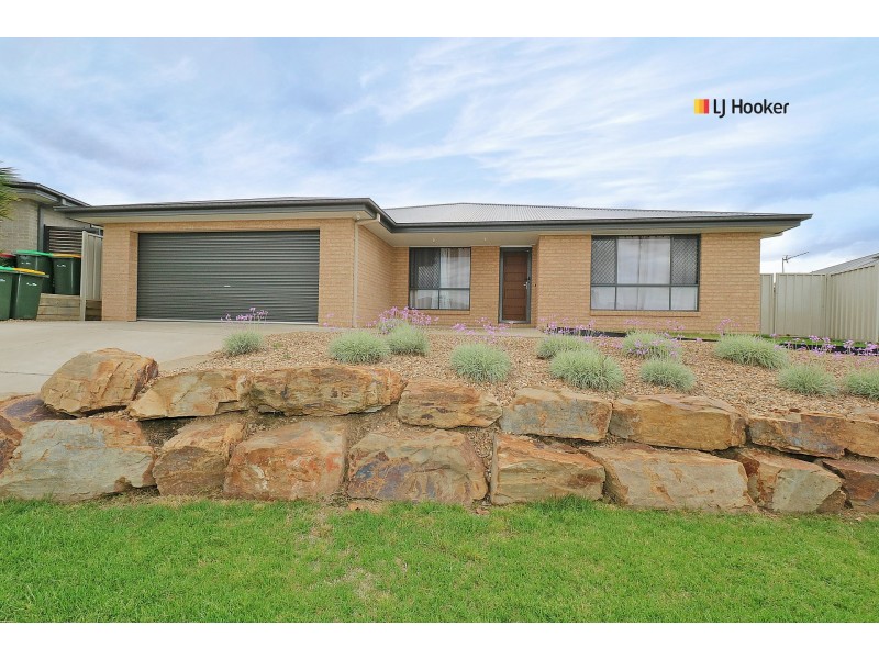 4 Tahara Crescent, Estella NSW 2650