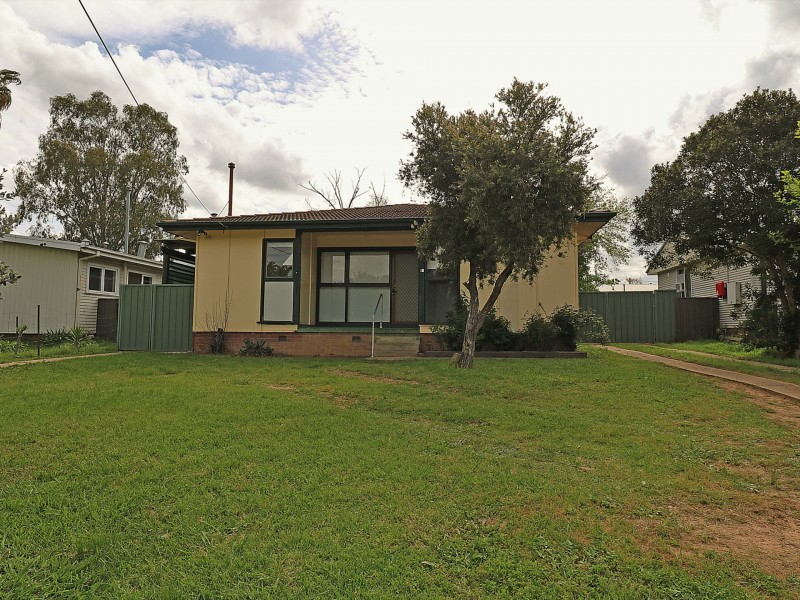 15 Chifley Crescent, Kooringal NSW 2650