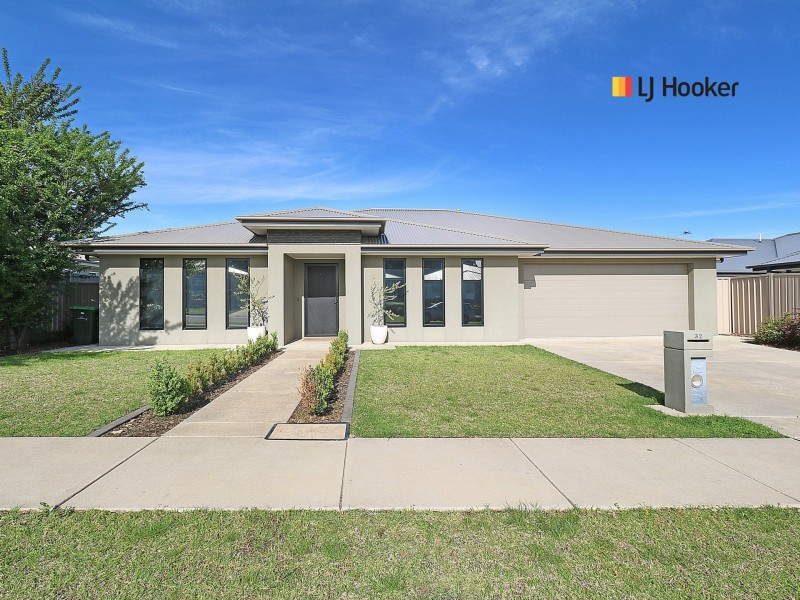 32 Strickland Drive, Boorooma NSW 2650