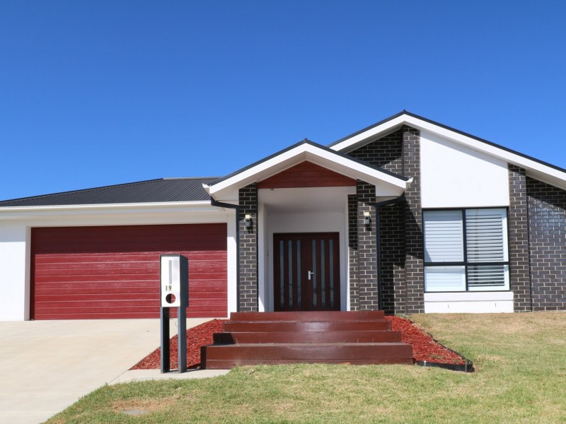 19 Morris Crescent, Gobbagombalin NSW 2650