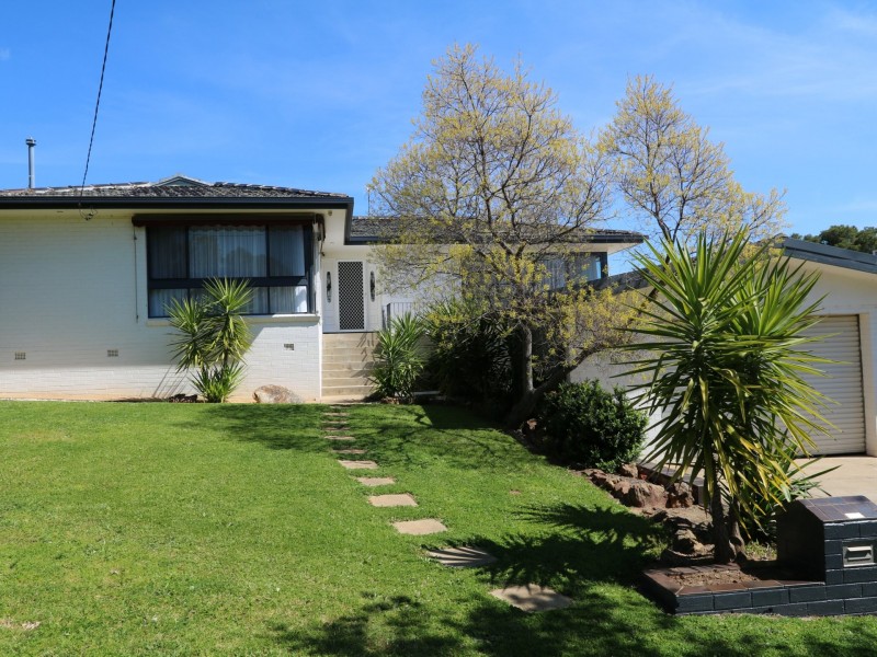 64 Nixon Crescent, Tolland NSW 2650