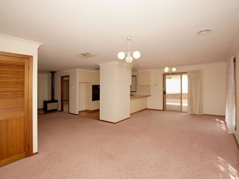 18 Amaroo Street, Kooringal NSW 2650