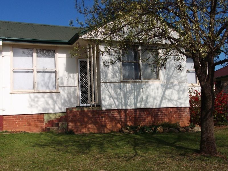 8 Phillip Avenue, Mount Austin NSW 2650