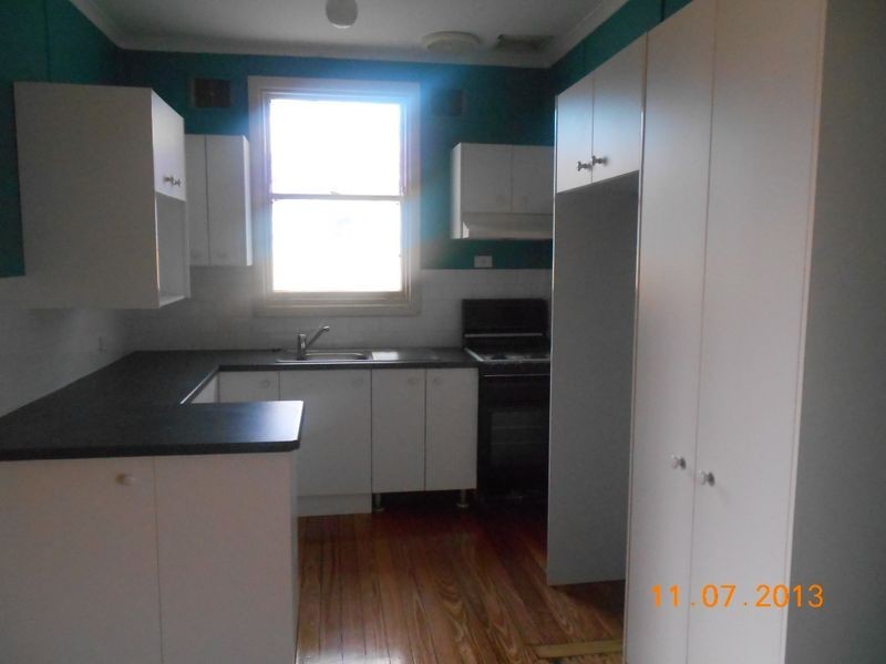 8 Phillip Avenue, Mount Austin NSW 2650