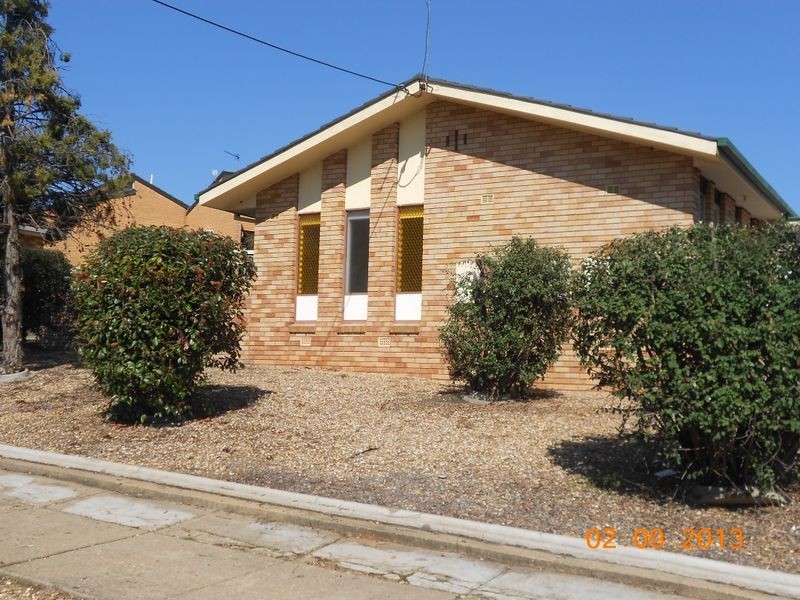 1/8 Nordlingen Drive, Tolland NSW 2650