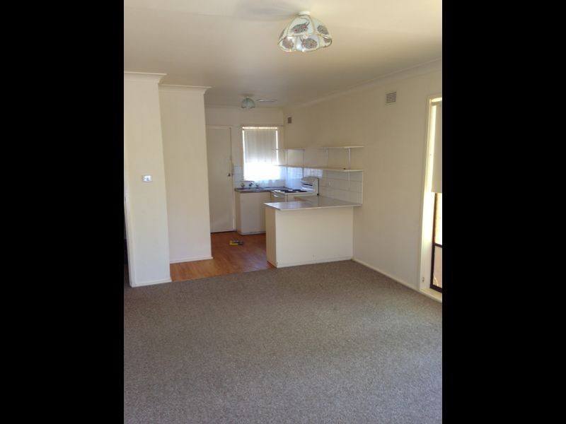 1/8 Nordlingen Drive, Tolland NSW 2650