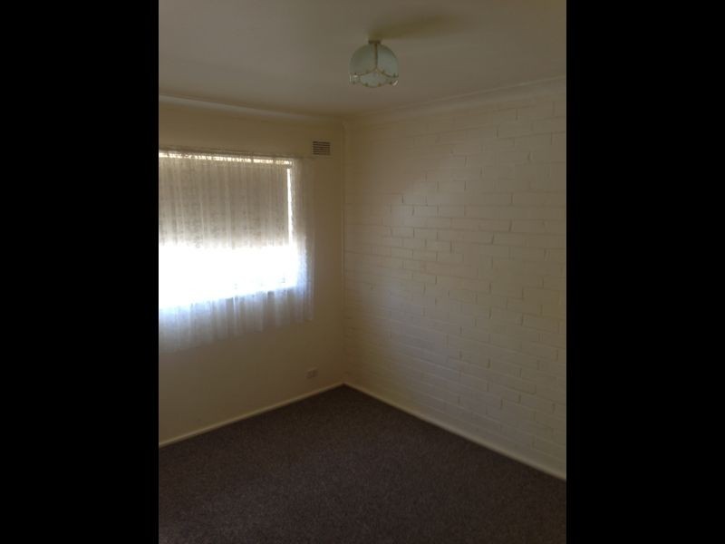 1/8 Nordlingen Drive, Tolland NSW 2650