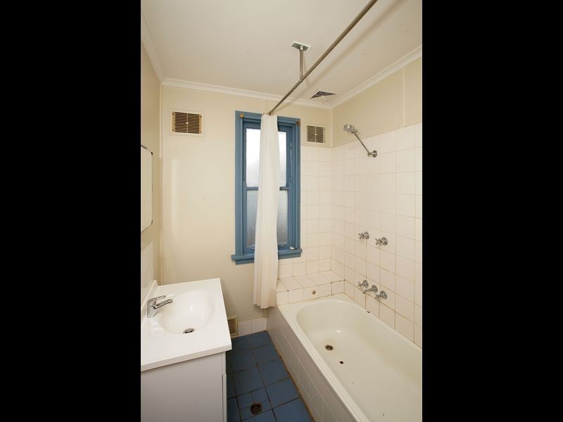 6 McKell Avenue, Mount Austin NSW 2650