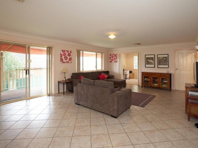 2 Roberts Way, Kooringal NSW 2650