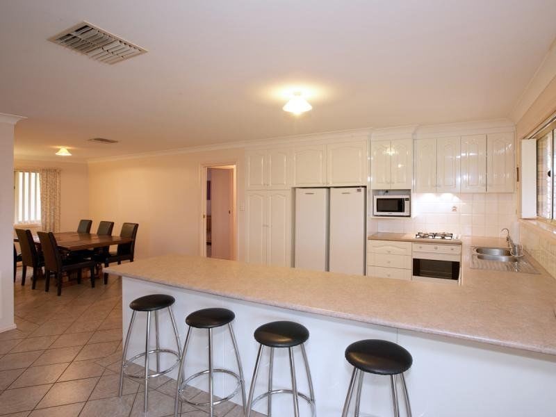2 Roberts Way, Kooringal NSW 2650