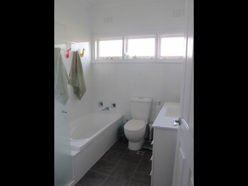15 Mathoura Avenue, Mount Austin NSW 2650