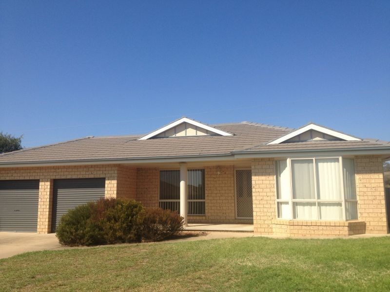 4 Paldi Crescent, Glenfield Park NSW 2650