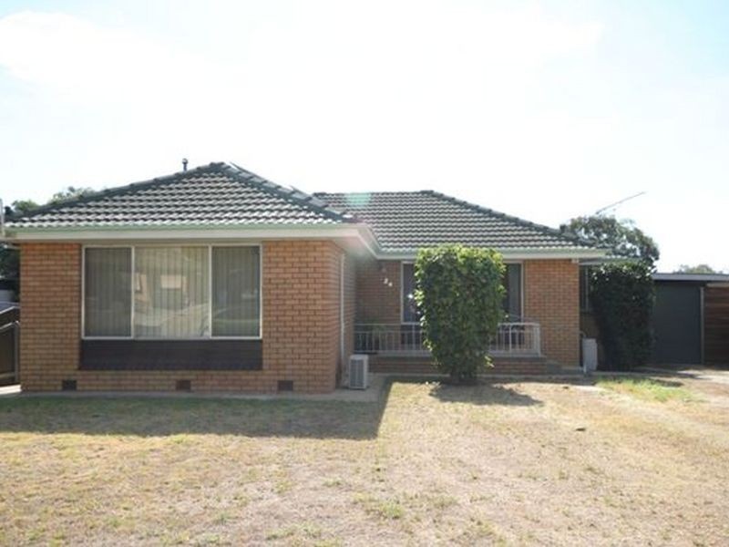 24 Nixon Crescent, Tolland NSW 2650
