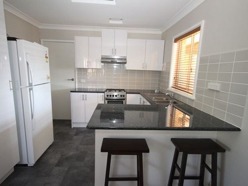 24 Nixon Crescent, Tolland NSW 2650