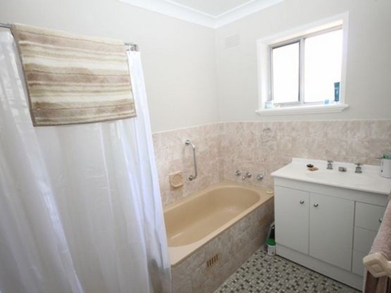 24 Nixon Crescent, Tolland NSW 2650