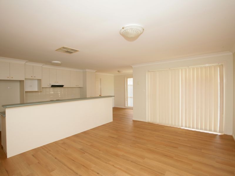 4 Paldi Crescent, Glenfield Park NSW 2650