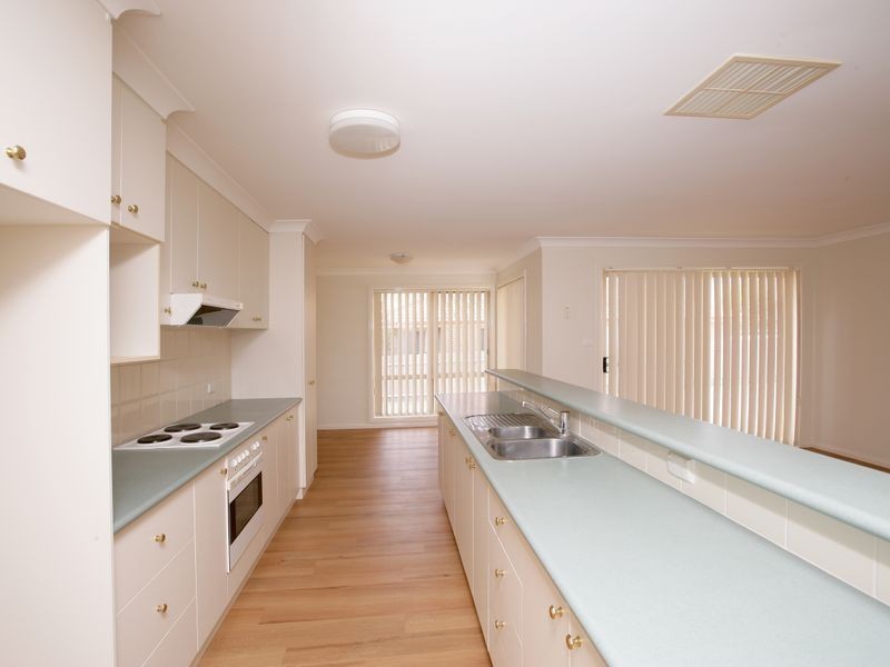 4 Paldi Crescent, Glenfield Park NSW 2650