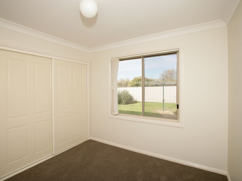 4 Paldi Crescent, Glenfield Park NSW 2650