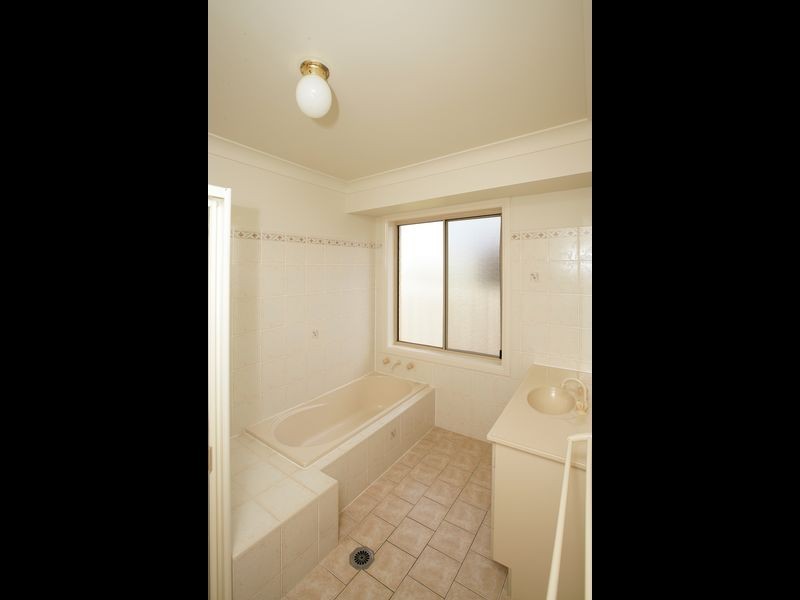 4 Paldi Crescent, Glenfield Park NSW 2650