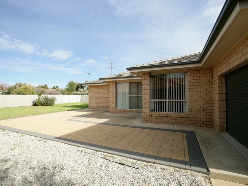 4 Paldi Crescent, Glenfield Park NSW 2650