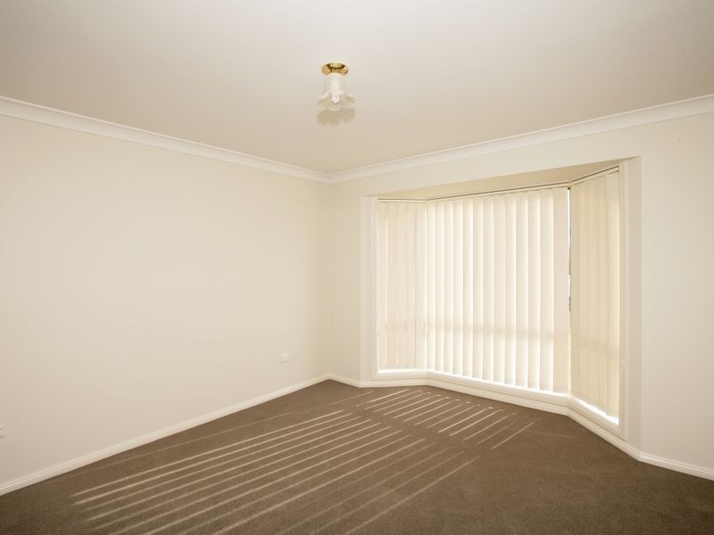 4 Paldi Crescent, Glenfield Park NSW 2650