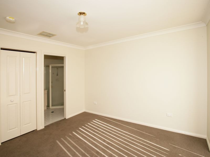 4 Paldi Crescent, Glenfield Park NSW 2650