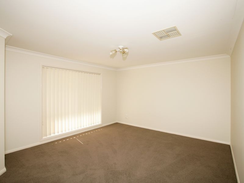 4 Paldi Crescent, Glenfield Park NSW 2650