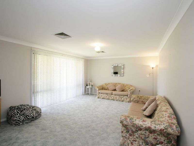 72 Huthwaite Street, Mount Austin NSW 2650