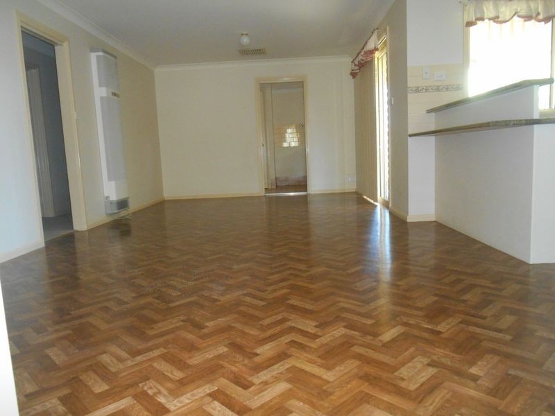 6 Yentoo Drive, Glenfield Park NSW 2650