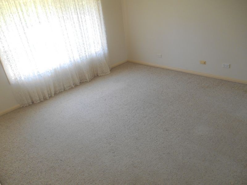 6 Yentoo Drive, Glenfield Park NSW 2650