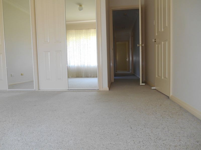 6 Yentoo Drive, Glenfield Park NSW 2650