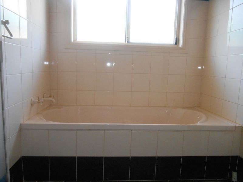 6 Yentoo Drive, Glenfield Park NSW 2650