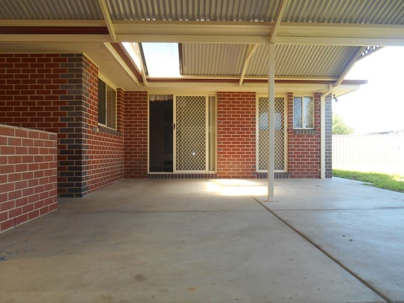 6 Yentoo Drive, Glenfield Park NSW 2650