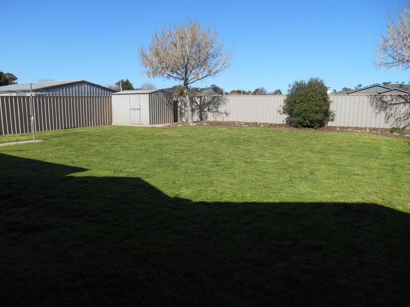 6 Yentoo Drive, Glenfield Park NSW 2650