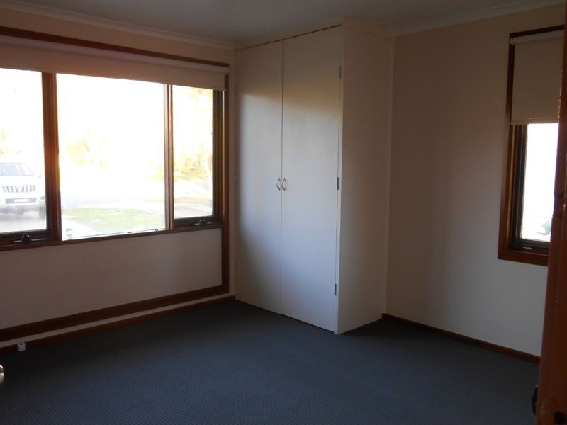 17 Warren Place, Mount Austin NSW 2650